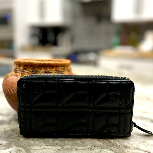 Gucci Authentic Black Calfskin Matelasse Leather Pearl Marmont Zip Around Wallet - Picture 2 of 11